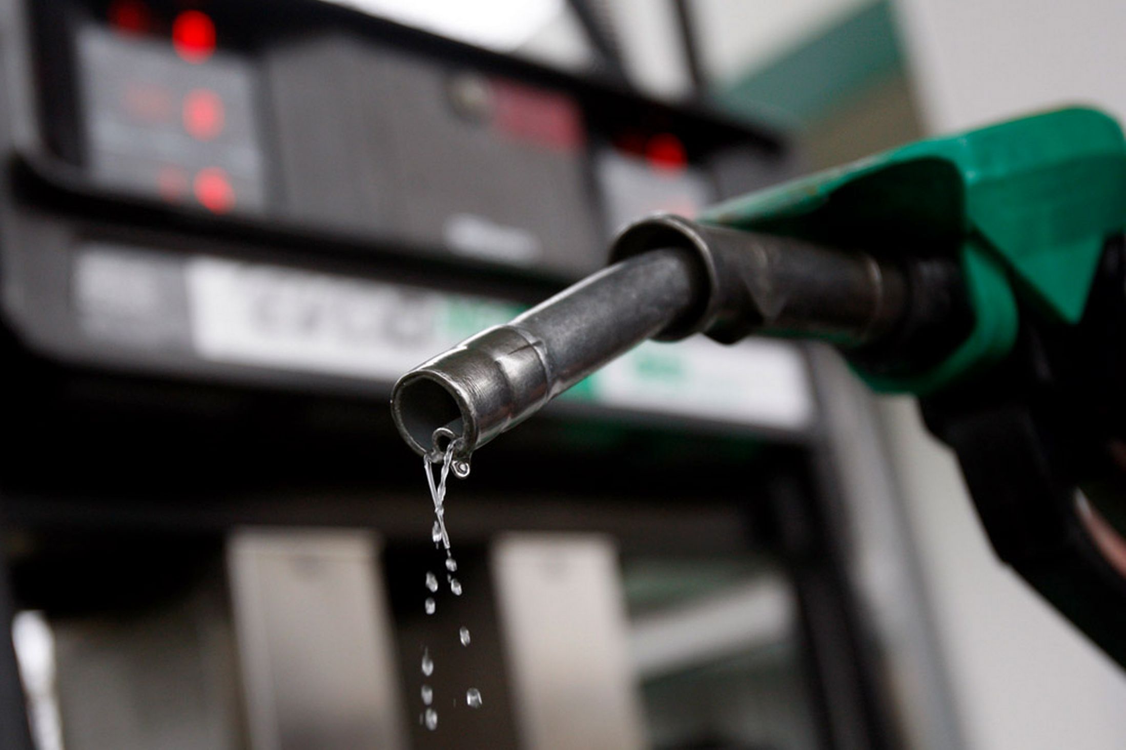 BREAKING: NNPCL, more Nigerian filling stations reduce fuel price significantly